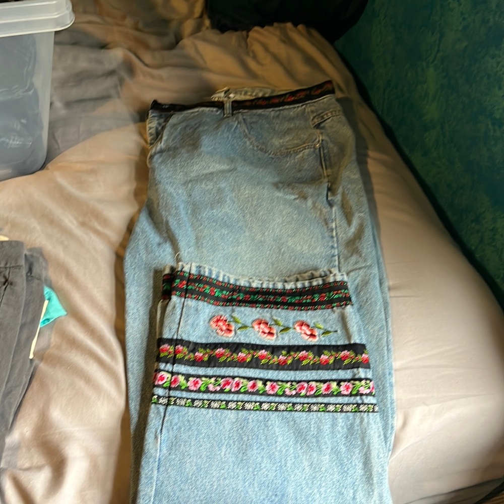 Woman’s embroidered jeans size 26